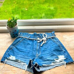❌SOLD❌American Eagle shorts| Distressed denim